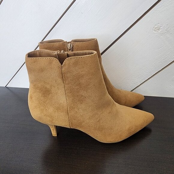 NEW Journee Collection Isobel Women's Size 8 Tan Faux Suede Ankle Boots 3CT - Picture 1 of 8